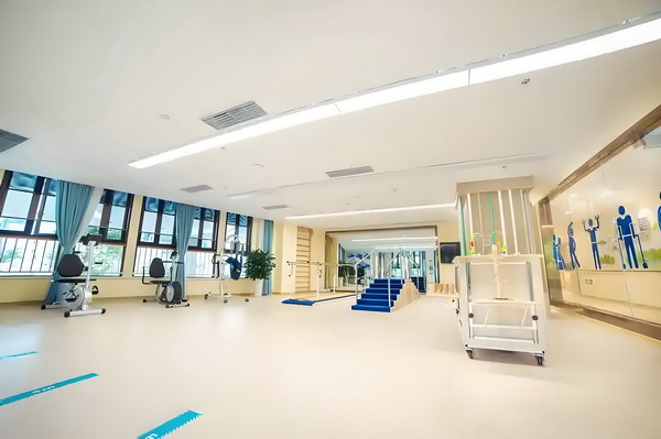 硕士往届深圳市落户流程_冯骥荐电影南京照相馆：没有抒情只有血的事实 恶劣为学校的行这么
